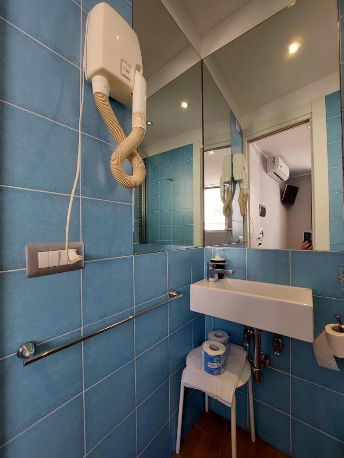 Guest house La Stanza Sul Porto Di Piccina Piccina Con Bagno Privato E Terrazzino Vista Mare *