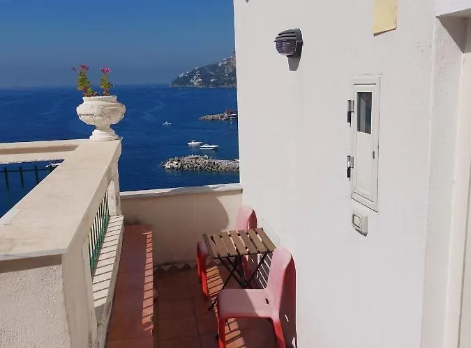 La Stanza Sul Porto Di Amalfi Camera Piccina Piccina Con Bagno Privato E Terrazzino Vista Mare